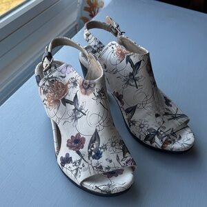 Floral Open-Toe Slingback Heels – Neutral Botanical Print